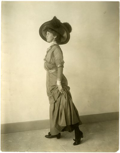 modelo em chapéu com penas, c.1905-18 (foto em prata gelatina) de Jessie Tarbox Beals