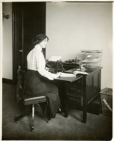 modelo com máquina de escrever, c.1905-18 (foto gelatina prateada) de Jessie Tarbox Beals