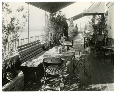 pátio com vista para o rio, c.1936-37 (foto gelatina prateada) de Jessie Tarbox Beals