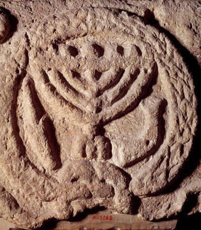 Judaísmo: elemento arquitetônico em basalto de uma sinagoga decorada com um candelabro de sete ramos (Menora ou Menorah), palma e trombeta. Do Transjordaniano. Cerca de 100 DC. Paris, Museu do Louvre de Jewish School