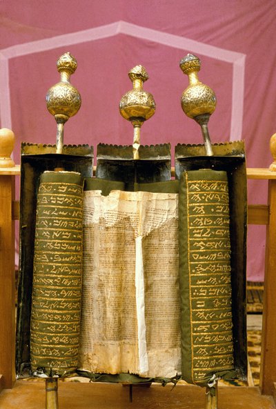 O pergaminho do Pentateuco Samaritano em sua caixa de prata especialmente decorada de Jewish School