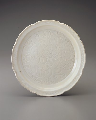 Prato com borda foliada e decoração esculpida, província de Hebei (cerâmica) de Jin Dynasty Chinese School
