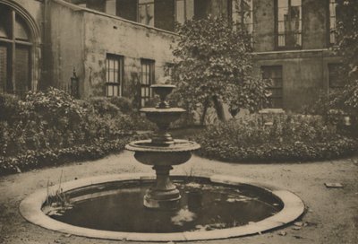Árvore e fonte antigas de amoreira no jardim de Drapers Hall, c1935. de Joel