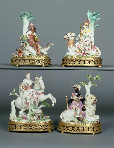 Quatro grupos Meissen representando os Quatro Continentes montados com Louis XVI ormolu, modelados por Johann Joachim Kandler (1706-75), meados do século XVIII de Johann Joachim Kaendler