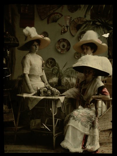 Três mulheres com chapéus de Johannes Hendrikus Antonius Maria Lutz