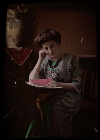 Mulher atrás da mesa de leitura de Johannes Hendrikus Antonius Maria Lutz