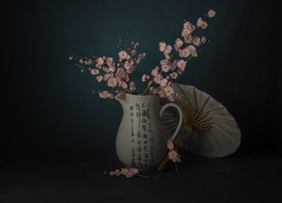 Natureza morta com flores cor-de-rosa orientais de John-Mei Zhong