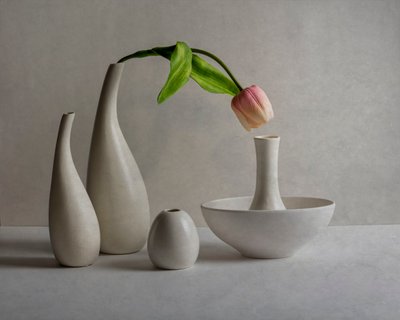 Vasos de tulipas em rosa suave de John-Mei Zhong