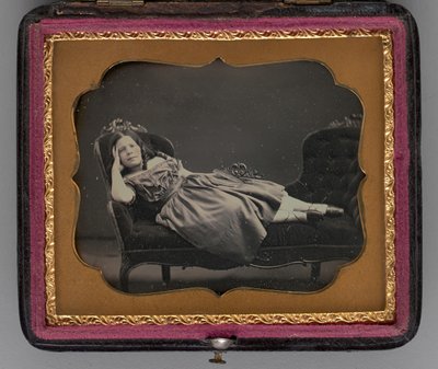 Retrato sem título de uma menina reclinada em uma espreguiçadeira, 1855. de John Adams Whipple