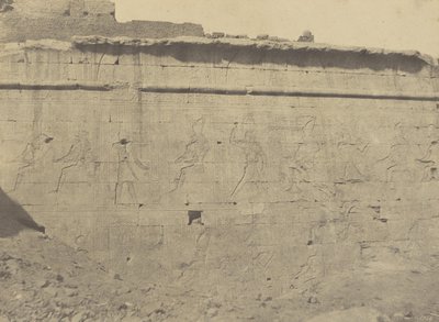 Edfu, esculturas e inscrições da fachada oriental da parede do cerco de John Beasly Greene