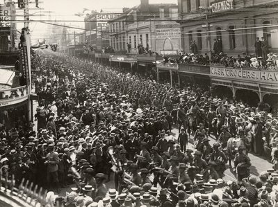 O 12º Batalhão, AIF, marchando pela cidade antes de embarcar para serviço no exterior, Hobart, Tasmânia, 14 de outubro de 1914 de John Beattie