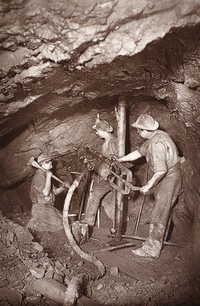 Uma extremidade de perfuração de rocha, mina East Pool, ilustração de "Mongst mines and miners, ou Underground Scenes by Flash-Light" de J.C. Burrows e William Thomas, pub. 1893 (foto sépia) de John Charles Burrow