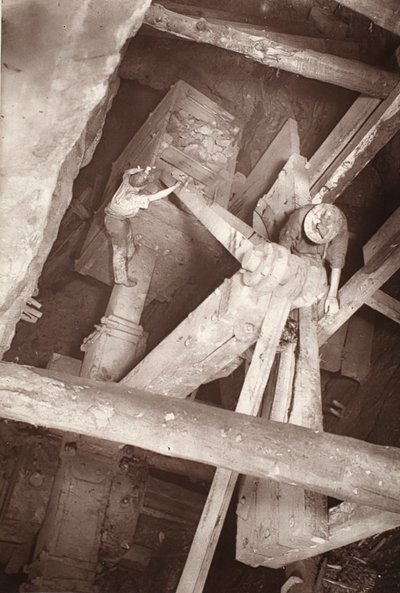 Balance Box na mina Dolcoath, ilustração de "Entre minas e mineiros, ou Cenas subterrâneas por Flash-Light" de J.C. Burrows e William Thomas, pub. 1893 (foto sépia) de John Charles Burrow