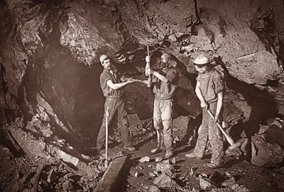 Boring an Upper, East Pool Mine, ilustração de "Mongst mines and miners, or Underground Scenes by Flash-Light" de J.C. Burrows e William Thomas, pub. 1893 (foto sépia) de John Charles Burrow