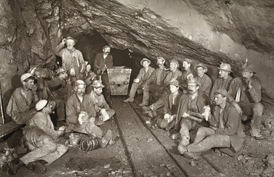 "Croust time", mina East Pool, ilustração de "Mongst mines and miners, ou Underground Scenes by Flash-Light" de J.C. Burrows e William Thomas, pub. 1893 (foto sépia) de John Charles Burrow