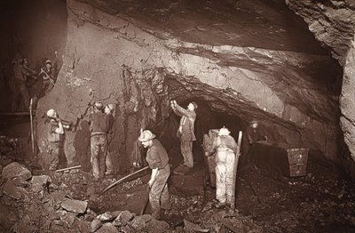 Parando na mina East Pool 70, ilustração de "Entre minas e mineiros, ou Cenas subterrâneas por Flash-Light" de J.C. Burrows e William Thomas, pub. 1893 (foto sépia) de John Charles Burrow