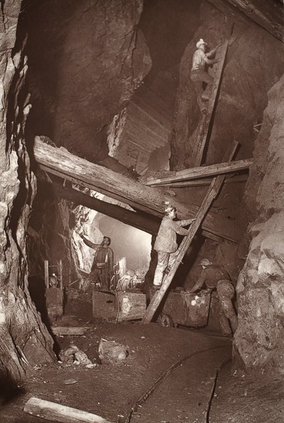 The 180 at East Pool mine, ilustração de "Mongst mines and miners, or Underground Scenes by Flash-Light" de J.C. Burrows e William Thomas, pub. 1893 (foto sépia) de John Charles Burrow