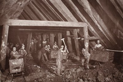 A 412, mina Dolcoath, ilustração de "Mongst mines and miners, ou Underground Scenes by Flash-Light" de J.C. Burrows e William Thomas, pub. 1893 (foto sépia) de John Charles Burrow