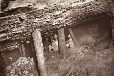 A 66, mina Blue Hills, ilustração de "Mongst mines and miners, ou Underground Scenes by Flash-Light" de J.C. Burrows e William Thomas, pub. 1893 (foto sépia) de John Charles Burrow
