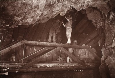 The Bridge, East Pool mine, ilustração de "Mongst mines and miners, or Underground Scenes by Flash-Light" de J.C. Burrows e William Thomas, pub. 1893 (foto sépia) de John Charles Burrow