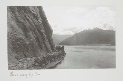 Estrada ao longo de Kyi Chu, Tropas na margem do rio de John Claude White