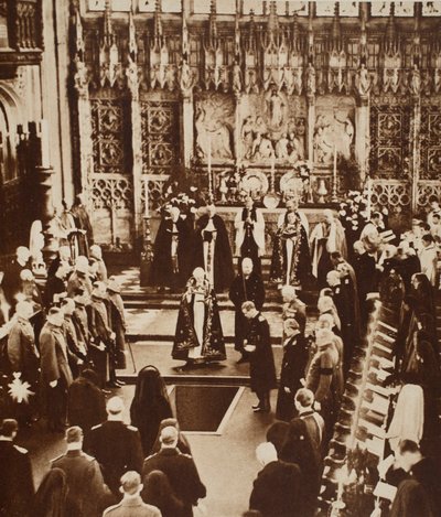 O Rei Edward VIII Polvilha a Terra no Caixão de Seu Pai, 1936 de John Hill