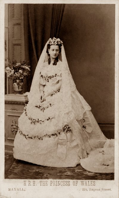 A Princesa Alexandra da Dinamarca em seu vestido de noiva para seu casamento com o Príncipe de Gales, o futuro Rei Eduardo VII de John Jabez Edwin Paisley (after) Mayall
