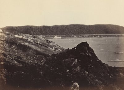 As regiões árticas: No. 36. A geleira vista fluindo ou sendo forçada para baixo entre as colinas, arando uma morena de terra e rochas, de vinte a trinta pés de altura de John L. Dunmore, and George P. Critcherson