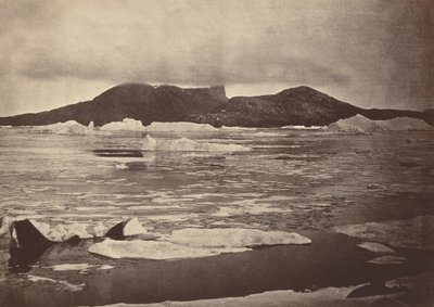 As Regiões Árticas: No. 92.* O Polegar do Diabo parcialmente envolto em uma neblina, com o primeiro do gelo à deriva do bloco, que estava sendo forçado em direção à terra, de onde escapamos por uma estreita passagem; se tivéssemos sido cercados, deveríamos de John L. Dunmore, and George P. Critcherson
