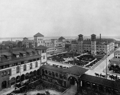 Hotéis em Saint Augustin, Florida: o Alcazar, o Cordoue, o Pont de Leon, c. 1900 (foto a p/b) de John Lawson Stoddard