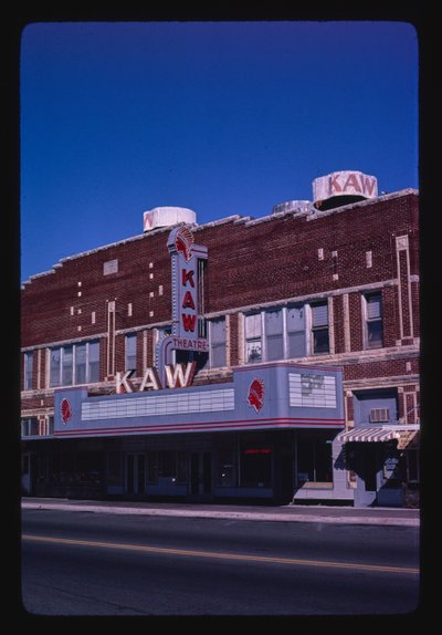 Kaw Theater, Washington Street, Junction City, Kansas, EUA de John Margolies