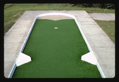 Buraco Pebble Trap, Jekyll Island Mini Golf I, Jekyll Island, Geórgia, EUA de John Margolies