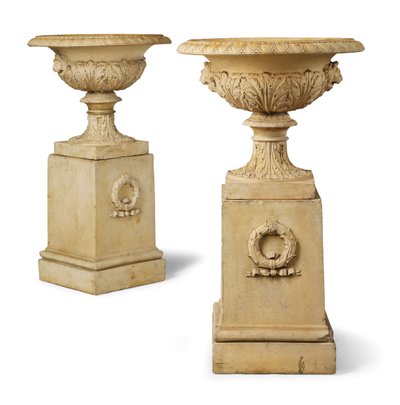 Par de urnas e pedestais (terracota) de John Marriott Blashfield
