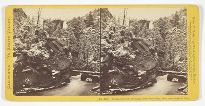 Cascata Nevada (700 pés de altura), da ponte pedonal, após uma tempestade de neve em julho, n.º 1208 da série «California - Yo-Semite Valley» de John P. Soule