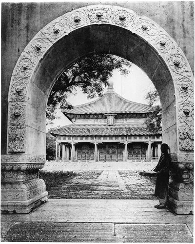 Arco para o Salão dos Clássicos, Pequim, c.1867-72 de John Thomson