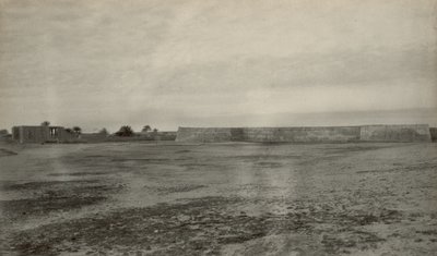 Forte, presumivelmente o Forte Mosselstein do VOC em Band-e Charak perto de Bandar-e Lengeh no Irão de John Thomson
