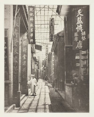 Physic Street, Canton, c. 1868. de John Thomson