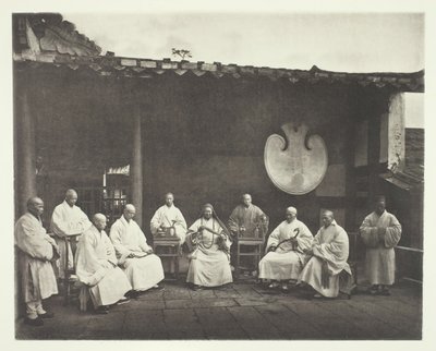 O abade e monges de Kushan, c. 1868. de John Thomson