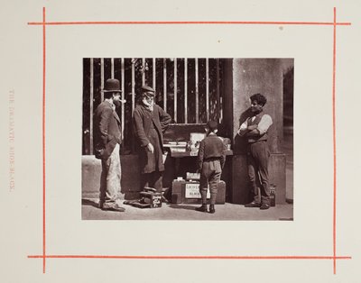O dramático sapato-preto, 1877. de John Thomson