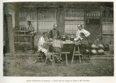 Os artesãos de uma oficina de cloisonne em Pekin. Gravura após uma fotografia de M.Thomson para ilustrar a viagem a Pequim e ao norte da China, de T.Chutze, em 1873, publicada em "Le tour du monde ", 1876, editada por Edouard Charton, edição Hachette, Pa de John Thomson