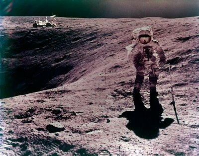 Astronauta Charles Duke no local de desembarque dos Descartes, missão Apollo 16, Abril de 1972. de John Watts Young