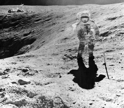Charles Duke coletando amostras no local de pouso de Descartes durante a missão Apollo 16, 1972 de John Watts Young