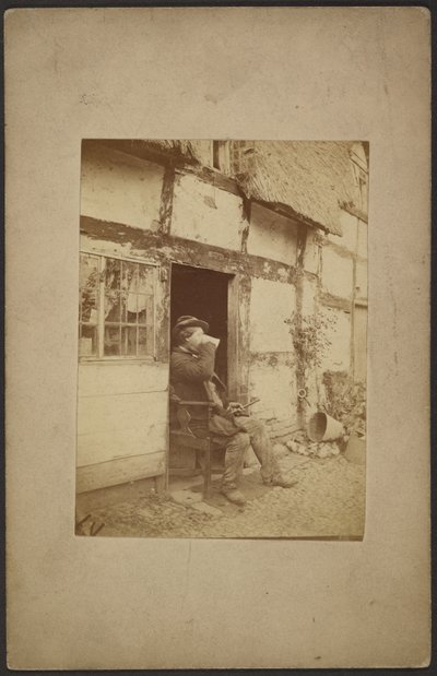 [Homem sentado a beber de uma caneca na porta aberta]. de John Whistler