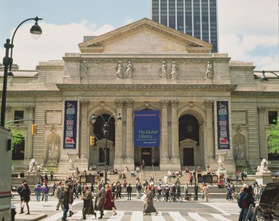 Detalhe da fachada da Biblioteca Pública de Nova York, inaugurada em 1911 de John and Hastings, Thomas Carrere