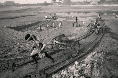 Fábricas de tijolos em Calcutá, Índia, 2016 (foto) de Jon Nicholson