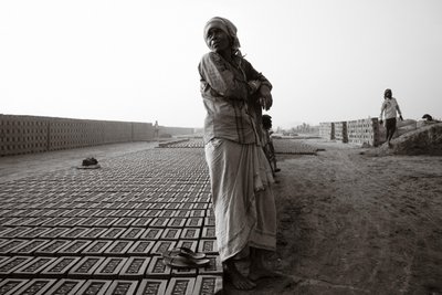 Fábricas de tijolos em Calcutá, Índia, 2016 (foto) de Jon Nicholson