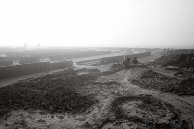 Fábricas de tijolos em Calcutá, Índia, 2016 (foto) de Jon Nicholson