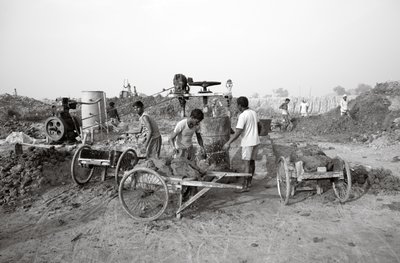 Fábricas de tijolos em Calcutá, Índia, 2016 (foto) de Jon Nicholson