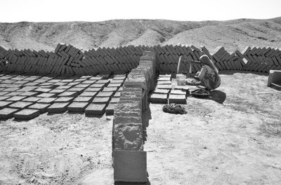Fábricas de tijolos em Rajasthan, Índia, 2016 (foto) de Jon Nicholson