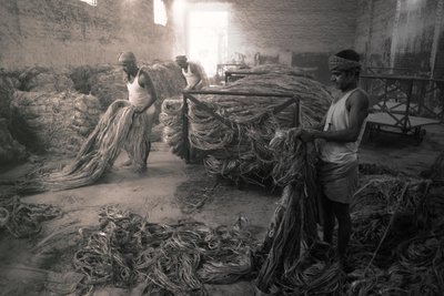 Fábrica de juta, Calcutá, Índia, 2017 (fotografia) de Jon Nicholson